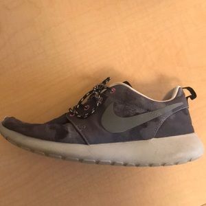 Grey camo Nike Roshe